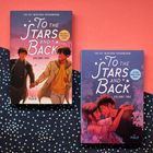 Zwei Buchcover mit "To the Stars and Back" als Titel. Band eins zeigt zwei Männer, die Händchen halten, Band zwei ein Paar in inniger Umarmung.