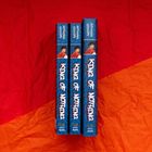 „KING OF NOTHING“ in großen weißen Buchstaben auf blauen Buchrücken vor rotem und orangefarbenem Hintergrund.