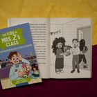 „The Kids in Mrs. Z's Class“, ein Buchcover mit einem fröhlichen Jungen im Klassenzimmer. Daneben eine Illustration mit drei Kindern.