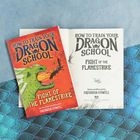 Zwei Buchcover: "How to Train Your Dragon School: Fight of the Flamestrike" von Cressida Cowell. Ein grüner Drache speit Feuer.