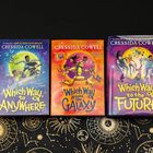 Drei bunte Buchcover. Titel: "Which Way to Anywhere", "Which Way around the Galaxy", "Which Way to the Future". Autor: Cressida Cowell.