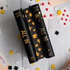 Die Buchrücken zeigen „ALL IN“ von „JENNIFER LYNN BARNES“. Dekoration mit Puzzle-Teilen und Spielkarten.