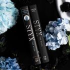 Text auf Buchrücken: "NIKITA GILL", "STYX THE RIVER". Schwarze Bücher, umgeben von blauen Hortensien.