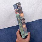 „Never Ever After“ und „Sue Lynn Tan“ auf Buchrücken. Illustriert mit Laternen, Hand hält das Buch.