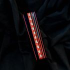 Bunte Notizbücher mit Geistermotiv auf der Kante, auf schwarzem Stoff drapiert.