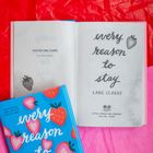 Text: "every reason to stay" von Lane Clarke. Cover: Erdbeeren auf blauem Hintergrund mit Herzen.