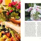 Linke Seite: Hände arrangieren einen bunten Blumenstrauß vor einem Hintergrund mit vielen Blumen. Rechte Seite: Ein Text über Feierlichkeiten, begleitet von einem Bild eines blumigen Arrangements in einem rosa Gefäß.