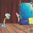 Text: "Turn around, Patrick. I think Squidward wants to get our good side." Illustration mit Cartoon-Charakteren auf einer Bühne.