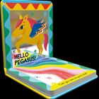 "HELLO PEGASUS! Can you see anyone else?" Illustration eines gelben Pegasus mit blauen Flügeln auf buntem Hintergrund.