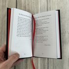 Seite 60 zeigt "He Wishes His Beloved Were Dead", Seite 61 zeigt "My Spirit Will Not Haunt the Mound" von Thomas Hardy. Ein aufgeschlagenes Buch mit rotem Lesebändchen.