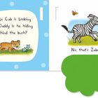 „Little Cub is looking for Daddy. Is he hiding behind the bush?“ Ein Löwenjunges und eine springende Zebra-Illustration.
