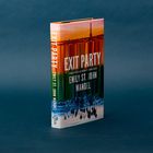 Auf dem Buchcover steht "EXIT PARTY" und "EMILY ST. JOHN MANDEL" vor einem verzerrten, farbenfrohen Skyline-Hintergrund.