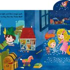 Text: "When Peter Pan appeared one night, just like a magic spell, The children stared in wonder as they flew like Tinker Bell!"

Beschreibung: Eine farbenfrohe Illustration von Peter Pan, der mit drei Kindern, umgeben von funkelndem Sternenstaub, fliegt.
