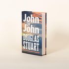 "John of John", Douglas Stuart, darunter "Booker Prize-winning author of Shuggie Bain" auf einem Buchcover vor hellem Hintergrund.