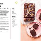 "Brownie Bread" Rezepttext mit Zutaten und Zubereitungsanleitung. Bild zeigt Schokoladenkuchen mit Stückchen auf rosa Tellern.