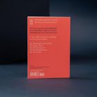 Roter Hintergrund, Text: "Macmillan Collector's Library. Ten Years of Timeless Stories." enthält fünf Geschichten von Oscar Wilde.