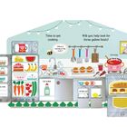 Texte: "Time to get cooking," "Will you help look for three yellow foods?", "What is baking in the oven?". Eine bunte Küche mit Kühlschrank, Ofen und Küchenutensilien.