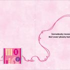 "Somebody loves me. Not everybody hates me." Zwei Dosen mit Schnur verbunden, an der ein Küken und eine Figur stehen. Rosa Hintergrund.