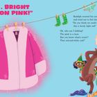 "…BRIGHT NEON PINK!" Ein pinker Mantel auf einer Leine, daneben ein Rentier mit Elfen bei einer Waschmaschine.