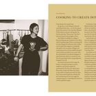 Introduction: Cooking to Create Home. Eine Frau steht in der Küche und lächelt. Sie trägt ein T-Shirt mit einer Schüssel-Aufschrift.