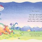 Ein niedliches Tier liegt im Gras unter einem großen Pilz, umgeben von Pflanzen. Im Hintergrund sind Berge und ein Sternenhimmel zu sehen.