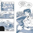 "To another marvellous season!", Text umarmt Rolltreppe. Frau mit Mikrofon umgeben von Rosen, blaue Farbtöne, elegante Kleidung.