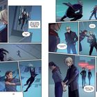 Texte: „Target's heading your way“, „I'm on her“, „Don't let this one...“, „Alexandra Amin?“, „Whoa.“, „AIS Agent...“, „About time...“, „Keeps our jobs...“.

Eine dynamische Verfolgungsszene auf Dächern. Ein Mann jagt eine Frau, es kommt zur Festnahme.