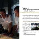 Kapitel 5: Brückenressourcen-Management und das Brückenteam. Zwei Männer in Uniformen stehen an einem Tisch mit Karten.