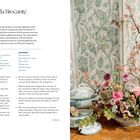 Text: "Les Fleurs de la Brocante: Flowers of the Flea Market." Links Anweisungen, rechts Blumenstrauß mit Geschirr vor floralem Hintergrund.