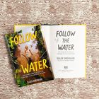 Der Text auf dem Buchcover lautet: "Follow the Water: The Unbelievable True Story of a Teenager's Survival in the Amazon".