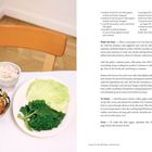 Rezepttext: Zutatenliste für ein scharfes Gericht mit Tofu und Gemüse. Daneben Teller mit Reis, Salatblättern und Gemüse.