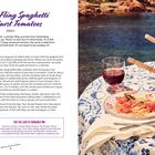 Summer Fling Spaghetti with Burst Tomatoes. Pasta mit Tomaten, Käse und Basilikum auf Tisch mit Wein am Wasser.