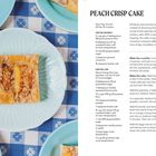 "PEACH CRISP CAKE" und Rezeptdetails. Rechts Textblock mit Zubereitung. Links Kuchenstück auf türkisem Teller.