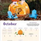 "October. Kalender mit Kürbis-Illustration, Eichhörnchen und blauen Stühlen, Texte über Halloween-Deko und Preis."