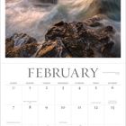 Februar-Kalenderblatt. Oben: Sonnenuntergang über felsiger Küste, Wasser spritzt. Feiertage: Black History Month, Aschermittwoch.
