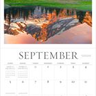 Kalenderseite: "SEPTEMBER". Oben ein Gebirge mit grüner Wiese und spiegelndem See im Vordergrund.