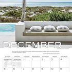 "December" steht groß, darunter ein Kalender und ein Zitat über Strand & Dünen. Im Hintergrund Meer, Himmel, Terrasse.