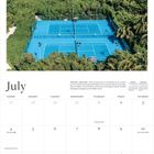 Kalenderblatt für Juli. Bild zeigt ein Tennisplatz auf einer tropischen Insel mit Palmen, umgeben von blauem Ozean.