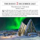 Donnerstag, 2. Dezember 2027. Tromsdalen Church, Tromsø, Norwegen. Nordlichter über moderner Kirche. Schnee bedeckt die Landschaft.