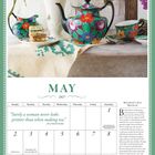 Zitat: "Surely a woman never looks prettier than when making tea." Mai 2027-Kalender, farbige Teekanne, Tasse, Pflanzen.