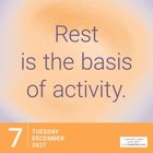 "Rest is the basis of activity." steht in lila auf einem orangefarbenen Hintergrund. 7. Dezember 2027, Dienstag.
