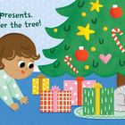 „Baby loves presents. Let’s look under the tree!“ Ein Baby krabbelt zu einem geschmückten Weihnachtsbaum mit Geschenken.
