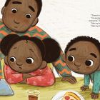 Text über einer Familie, die auf ein Tablet schaut. Sie sitzen an einem Tisch mit Getränken und Essen. Illustrativer Stil.