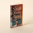 Der Buchumschlag zeigt den Titel „Sarah Moss: Ripeness“. Eine Person sitzt am Wasser.