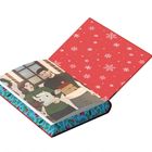 Roter Einband mit weißen Schneeflocken. Illustration: Paar mit einem Geschenk. Weihnachtliche Farben und Dekoration.