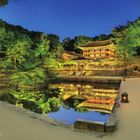 Huwon (Rear Garden), Changdeokgung Palace. Traditionelle Gebäude, Teich im Vordergrund, umgeben von beleuchteten Bäumen.