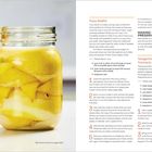 Yuzu Kosho Rezept, Beschreibung der Zutaten und Zubereitungsschritte rechts. Links zwei Gläser mit eingelegten Zitronen.