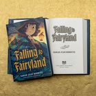 "Falling to Fairyland" von Sarah Jean Horwitz. Ein fantasievolles Buchcover mit einer Figur, die eine Laterne hält.