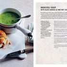 "Broccoli Soup with Blue Cheese & Pine Nut Croissants." Links ein Topf grüne Suppe und Croissant auf Brett.
