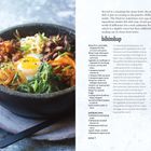 Text: "bibimbap". Rezept mit Zutatenliste und Gochujang-Sauce Anleitung. Bild: Schüssel mit Reis, Gemüse, Ei, Fleisch.
